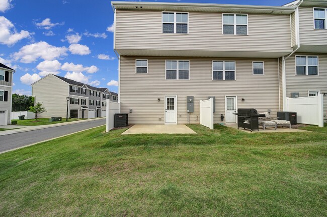 Building Photo - A Lovely 3BR/2.5BTH Transitional Townhome ...