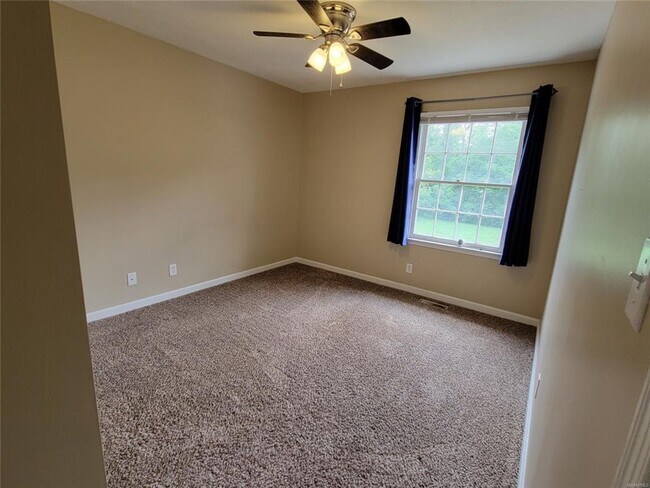 Building Photo - Townhouse off Vaughn Rd