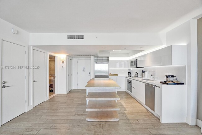 Building Photo - 102 NE 24th St