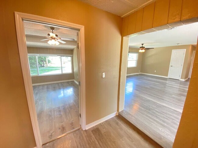 Building Photo - 908 Teatro Ct