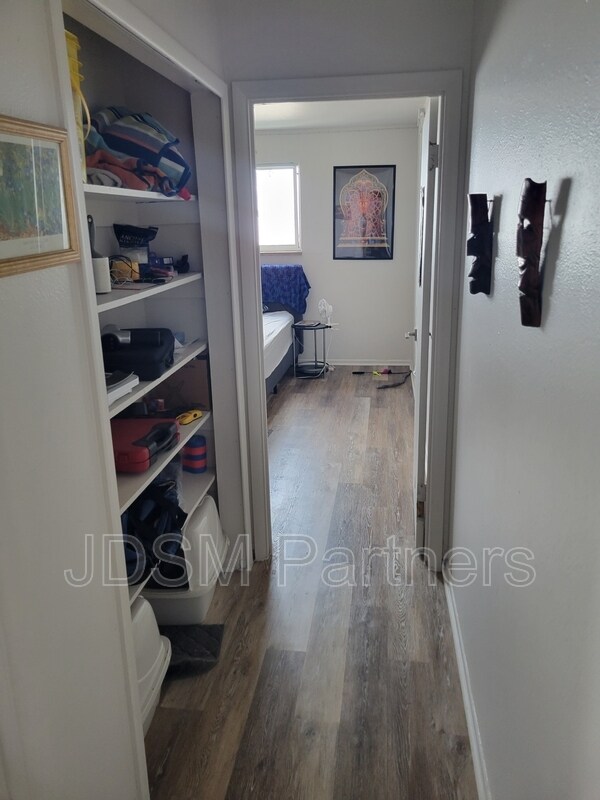 Building Photo - 5605 W Warren Ave