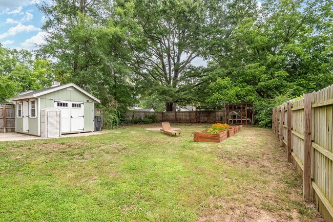 Building Photo - Cute 3 BR Bungalow with Backyard Oasis!