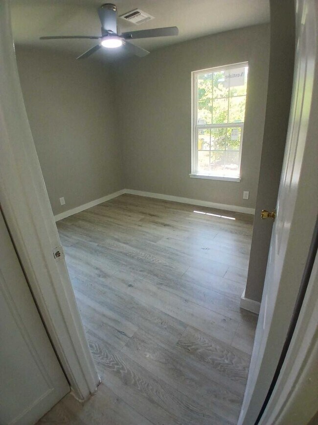 Building Photo - 221 Park Ln