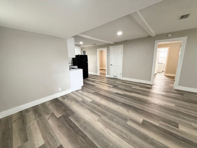 Building Photo - Charming Beachside Bungalow for Rent!