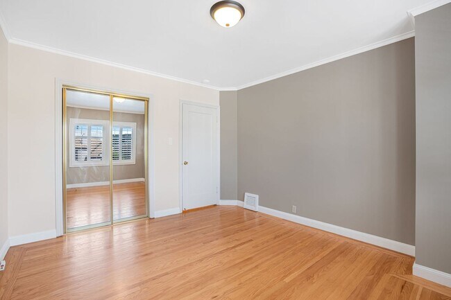 Building Photo - LAKESIDE HOUSE FOR RENT - $5,400