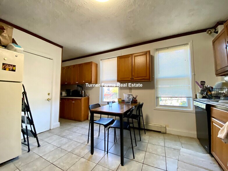 Building Photo - 205 Hillside St