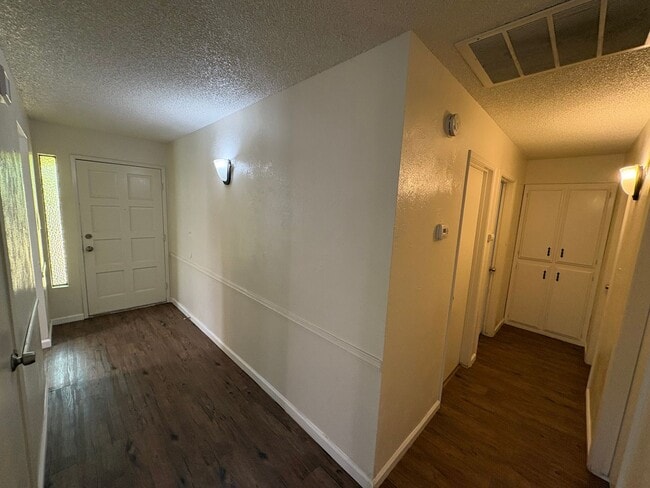 Building Photo - Cozy Home on Spacious Lot with Pool Available Now!