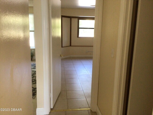 Building Photo - 913 1/2 Madeline Ave-