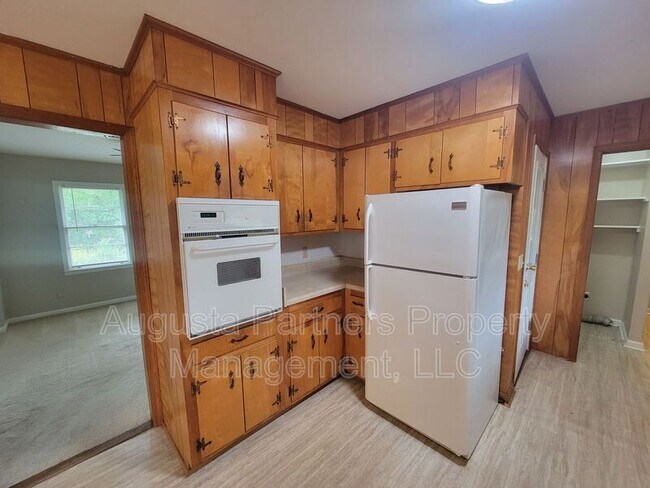Building Photo - 1125 Crestview Dr