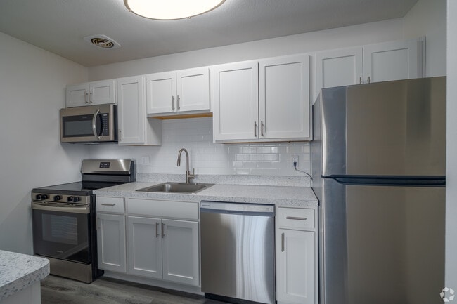 Building Photo - Foxtail Glen on White Pond