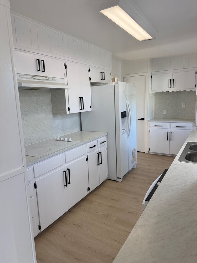 Building Photo - Charming Hill Country Home • Spacious Layout • Lake Travis Lifestyle