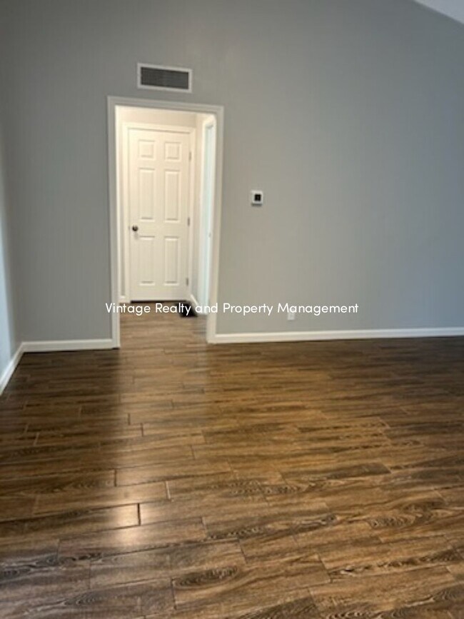 Building Photo - This Updated 2 Bedroom Duplex Is Ready to ...