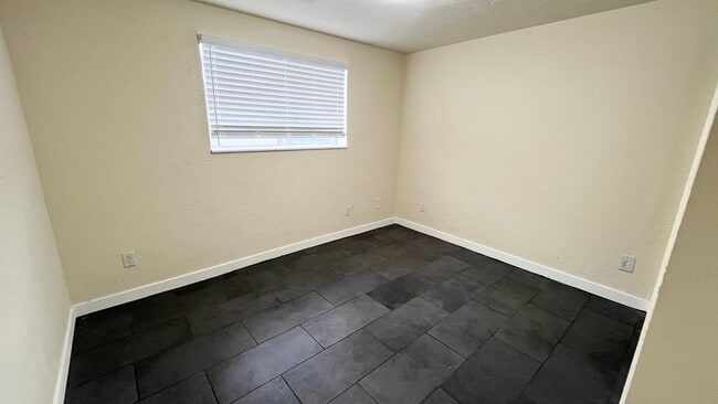 Building Photo - 5 Bedroom/4 Bathroom Home in West Valley City