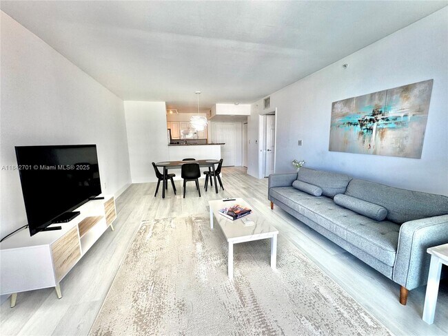 Building Photo - 1155 Brickell Bay Dr