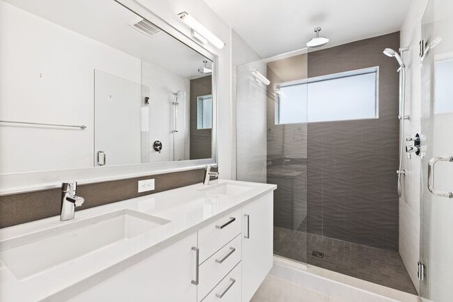 Building Photo - ULTRA-MODERN Townhome w/AC and Views in th...