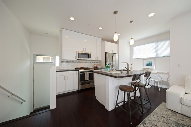 Building Photo - Beautiful 2-Bedroom Townhome in Hillcrest with Private Balconies & Attached Garage