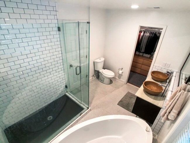 Building Photo - Beautiful Updated 2BR/2BA Condo Near Beltline