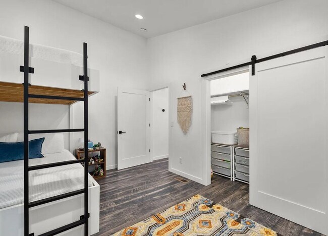 Building Photo - 4 Bed, 2 Bath, Fully Furnished, 2 Level Home, Fenced Yard