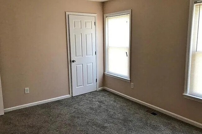 Building Photo - 406 Strathaven Ct