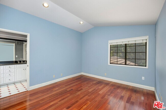 Building Photo - 13031 Magnolia Blvd