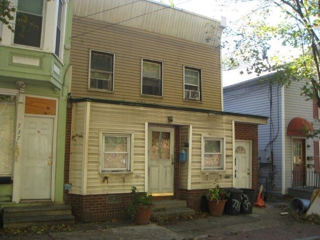 Building Photo - 9 Robbins Ave