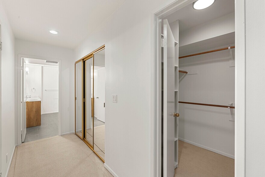 Building Photo - 1520 S Beverly Glen Blvd