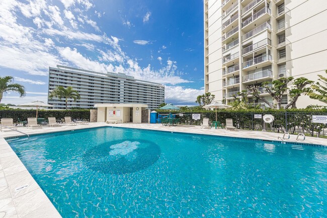 Building Photo - 2/2 Condo with 1 parking in Pool Community