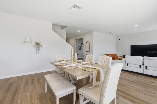 Building Photo - 1330 Current Pl