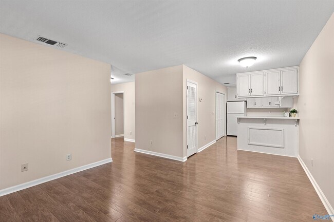 Building Photo - 2058 Woodlawn Dr SW