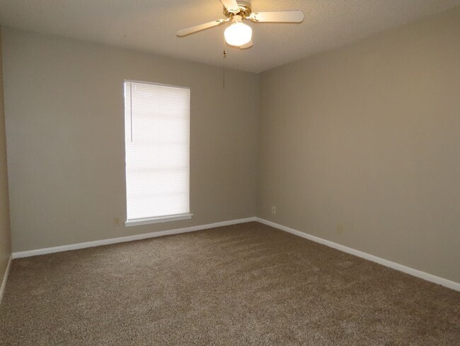 Building Photo - South Tyler! 3 Bedroom, 2 Bath Duplex w/Garage