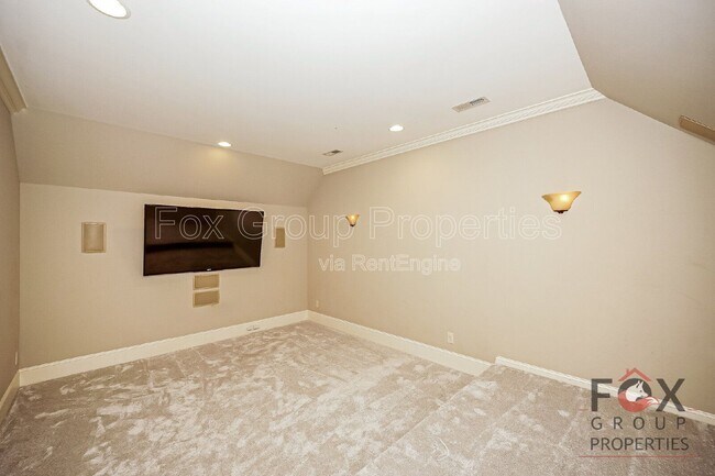 Building Photo - 143 Greenbay Rd