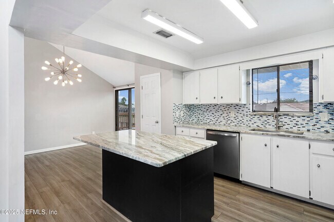 Building Photo - 17 Clinton Ct S