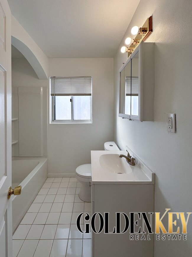 Building Photo - AVAILABLE NOW Home in University District ...