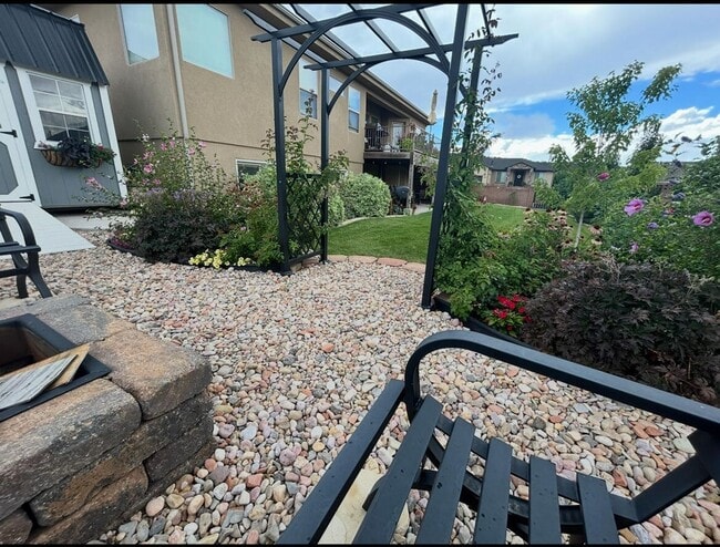 Building Photo - Beautifully Renovated 6 Bedroom Home in th...