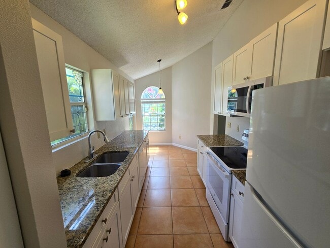 Building Photo - 129 Edgewater Cir