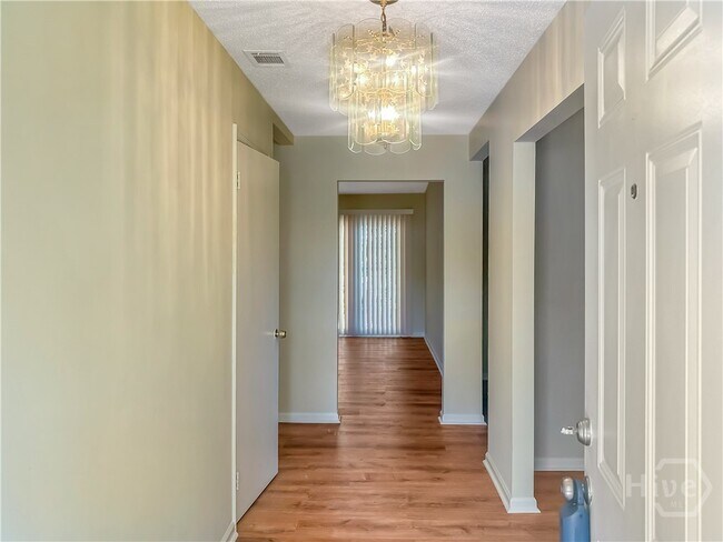 Building Photo - 406 Riverview Dr
