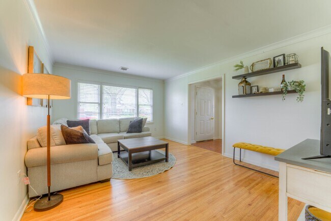 Building Photo - Colonial Acres East Memphis cutie! 3 bedrooms and tons of updates! Appliances included.