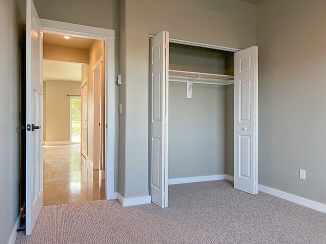 Building Photo - Pet Friendly 2 bed/ 1.5 bath unit at Soldier Ridge!