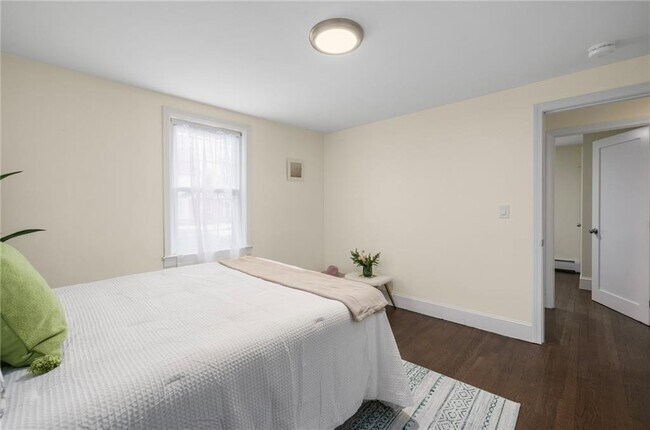 Building Photo - 33 Moorland Ave