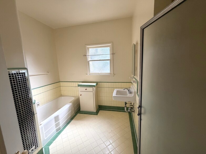 Building Photo - 5408 1/2 Franklin Ave