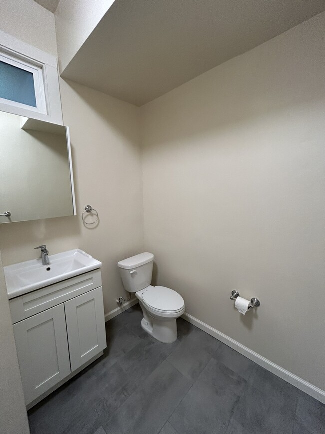 Building Photo - 1BD/1BA in Central Chinatown/FiDi Location