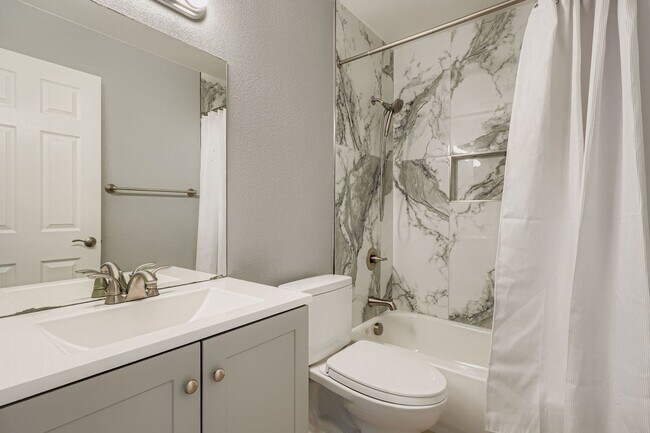 Building Photo - 2 Bed / 1 Bath spacious second floor condo near Expo Park!