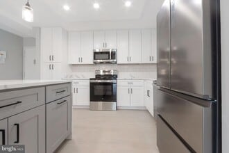 Building Photo - 205 Yoakum Pkwy