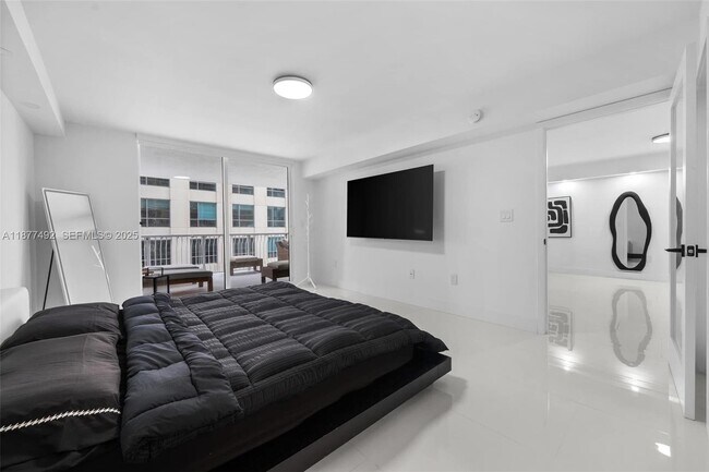 Building Photo - 1200 Brickell Bay Dr