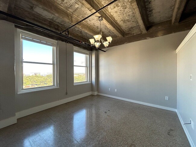 Building Photo - Downtown Fort Worth Texas Condo For Rent "...