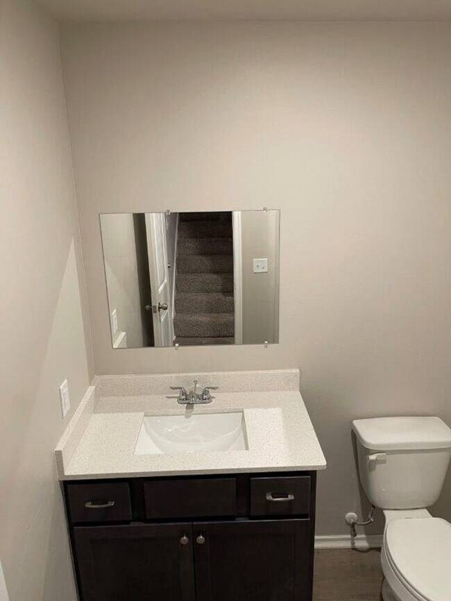 Building Photo - 3 bed 2 bath town home in Putnam City Scho...