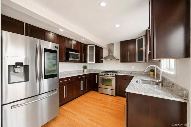 Building Photo - 308 Bedell St