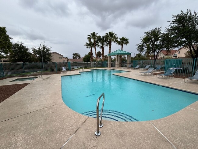 Building Photo - Gorgeous 3Bed/3Bath Home in the Gated Gree...