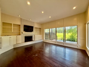 Building Photo - 1006 Augusta Dr