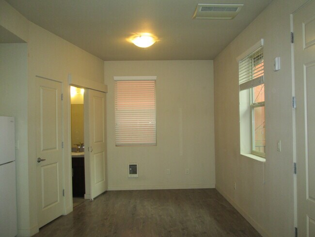 Building Photo - 4321-B SE Division St